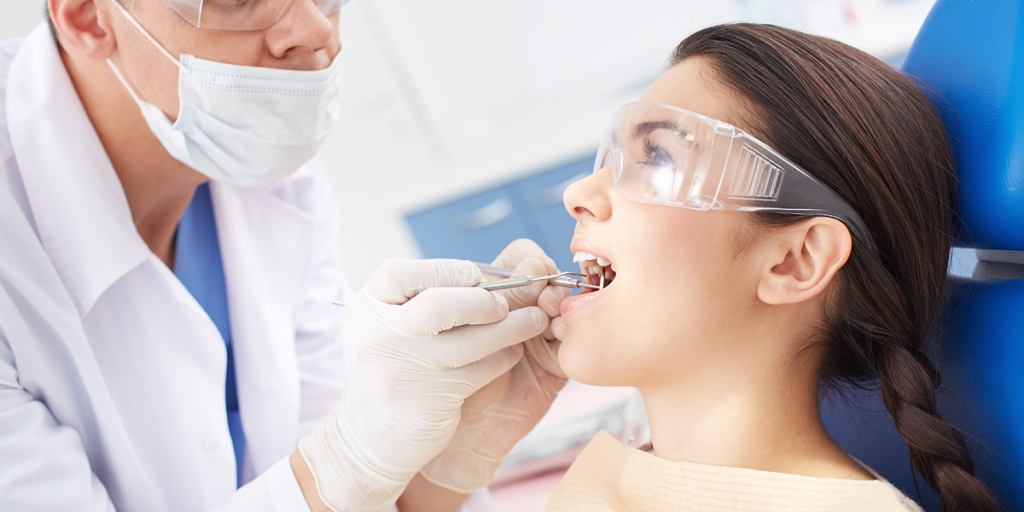 Conheça a regulamentação detalhada sobre a prescrição medicamentosa na odontologia, incluindo leis e normas que garantem a segurança do paciente e a conformidade legal do cirurgião-dentista.