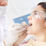 Conheça a regulamentação detalhada sobre a prescrição medicamentosa na odontologia, incluindo leis e normas que garantem a segurança do paciente e a conformidade legal do cirurgião-dentista.