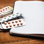 A prescrição de medicamentos por enfermeiros no Brasil está em discussão. Veja como a ANVISA e o COFEN estão trabalhando nessa questão e os desafios regulatórios.