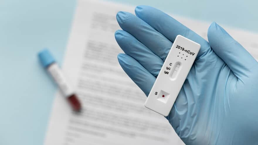 Farmacêuticos que realizam testes de Covid-19 em drogarias têm direito ao adicional de insalubridade. Saiba como essa decisão do TST impacta seus direitos e condições de trabalho.